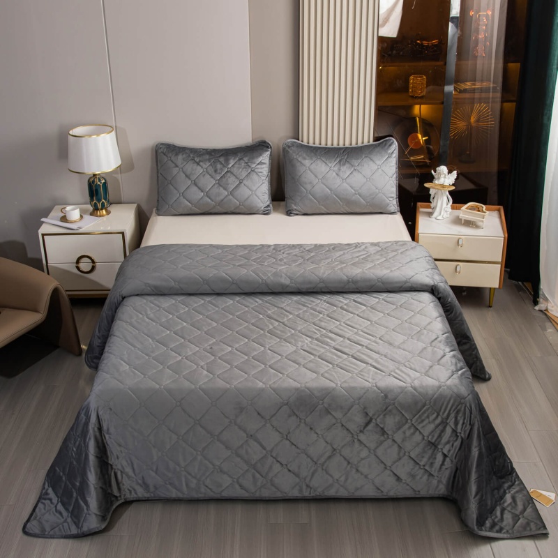 Велюровое покрывало ромб и две наволочки (Серо-серебристый)